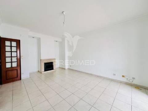 Arrenda-se apartamento t2 - duas varandas - costa da caparica