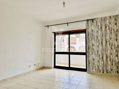 Arrenda-se apartamento t2 - duas varandas - costa da caparica