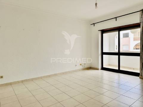 Arrenda-se apartamento t2 - duas varandas - costa da caparica