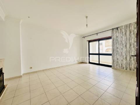 Arrenda-se apartamento t2 - duas varandas - costa da caparica