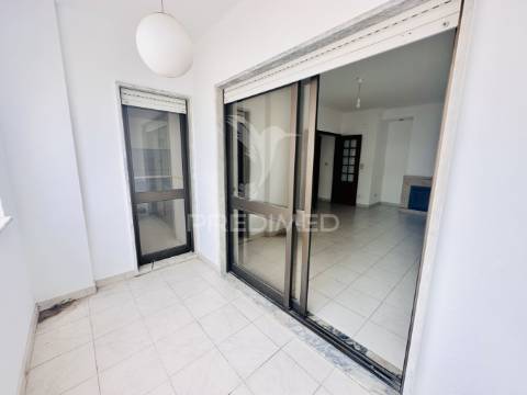 Arrenda-se apartamento t2 - duas varandas - costa da caparica