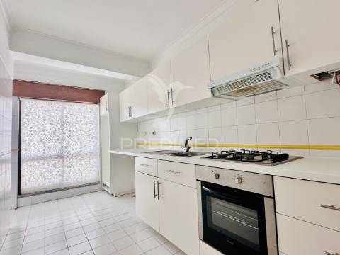 Arrenda-se apartamento t2 - duas varandas - costa da caparica