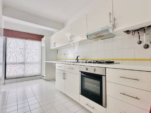 Arrenda-se apartamento t2 - duas varandas - costa da caparica
