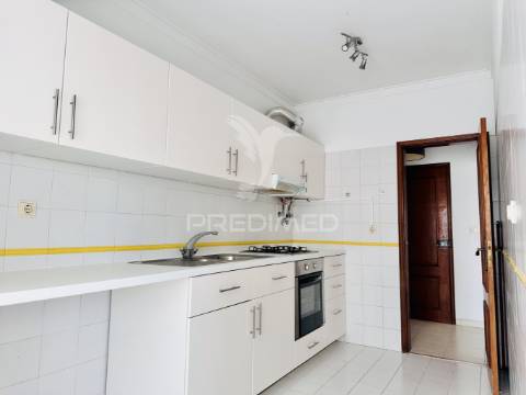 Arrenda-se apartamento t2 - duas varandas - costa da caparica