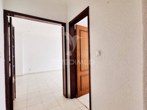 Arrenda-se apartamento t2 - duas varandas - costa da caparica