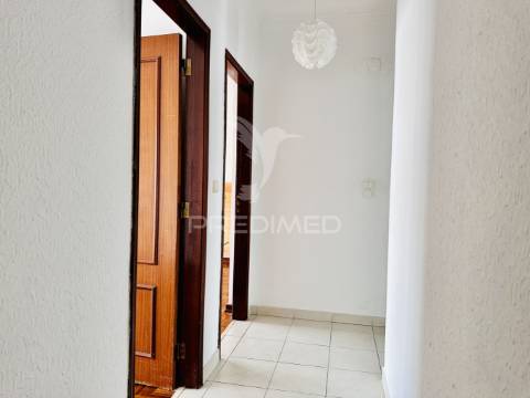 Arrenda-se apartamento t2 - duas varandas - costa da caparica
