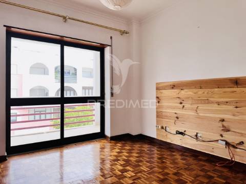 Arrenda-se apartamento t2 - duas varandas - costa da caparica