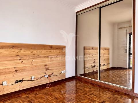 Arrenda-se apartamento t2 - duas varandas - costa da caparica
