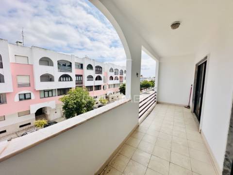 Arrenda-se apartamento t2 - duas varandas - costa da caparica