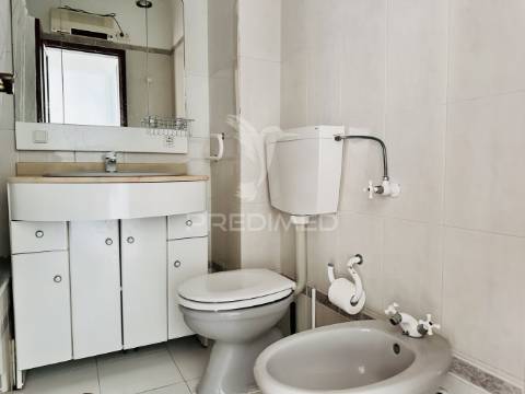 Arrenda-se apartamento t2 - duas varandas - costa da caparica