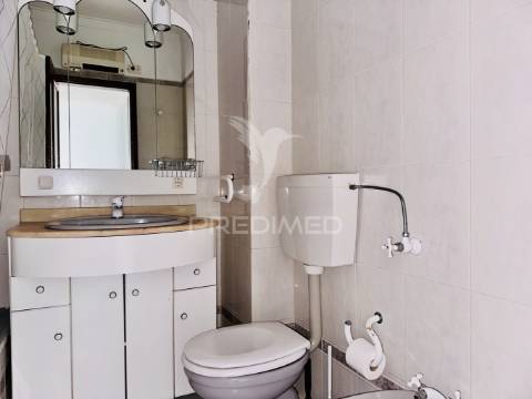 Arrenda-se apartamento t2 - duas varandas - costa da caparica