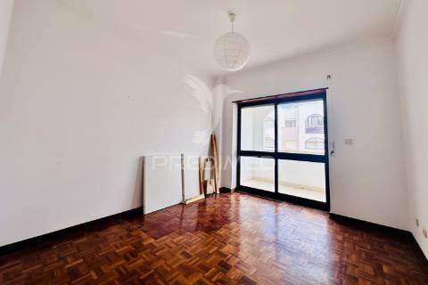 Arrenda-se apartamento t2 - duas varandas - costa da caparica