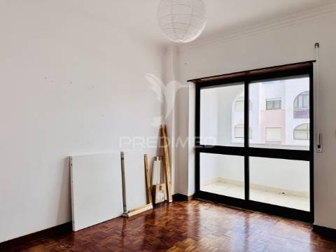 Arrenda-se apartamento t2 - duas varandas - costa da caparica