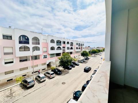 Arrenda-se apartamento t2 - duas varandas - costa da caparica