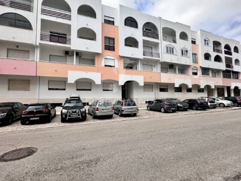 Arrenda-se apartamento t2 - duas varandas - costa da caparica