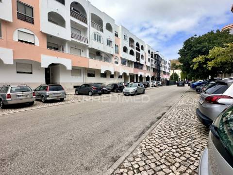 Arrenda-se apartamento t2 - duas varandas - costa da caparica