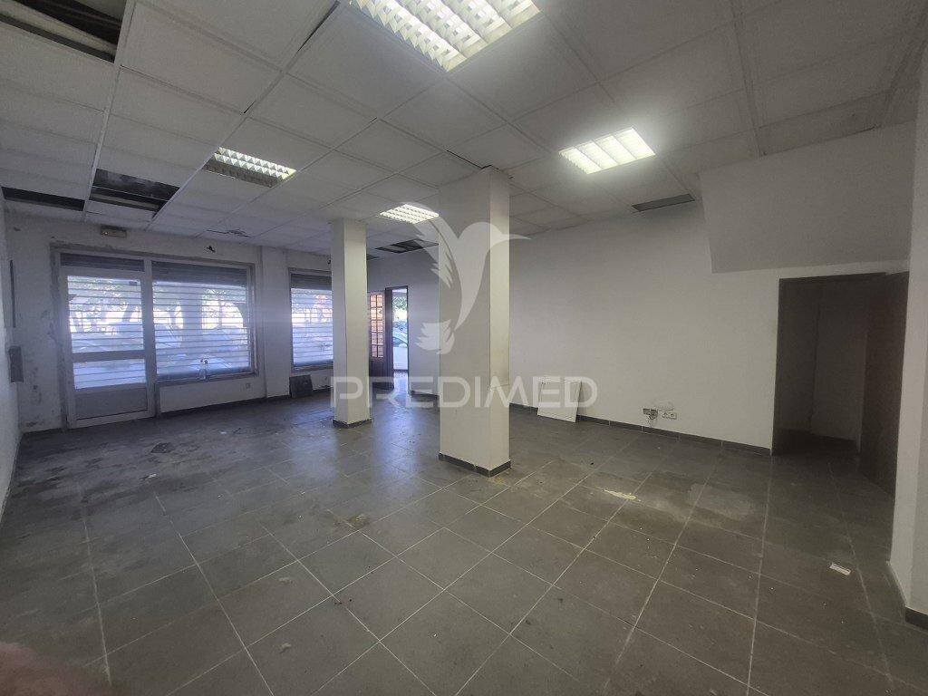 Loja/escritório duplex em laranjeiro