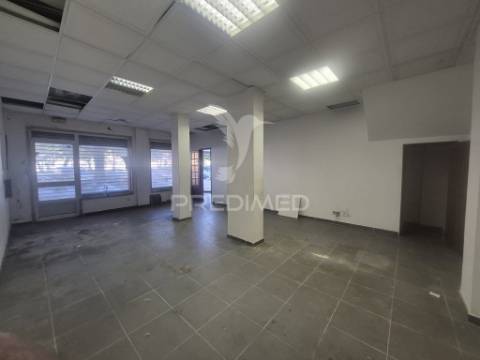 Loja/escritório duplex em laranjeiro