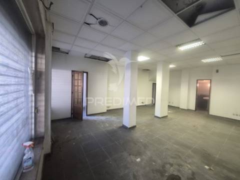 Loja/escritório duplex em laranjeiro