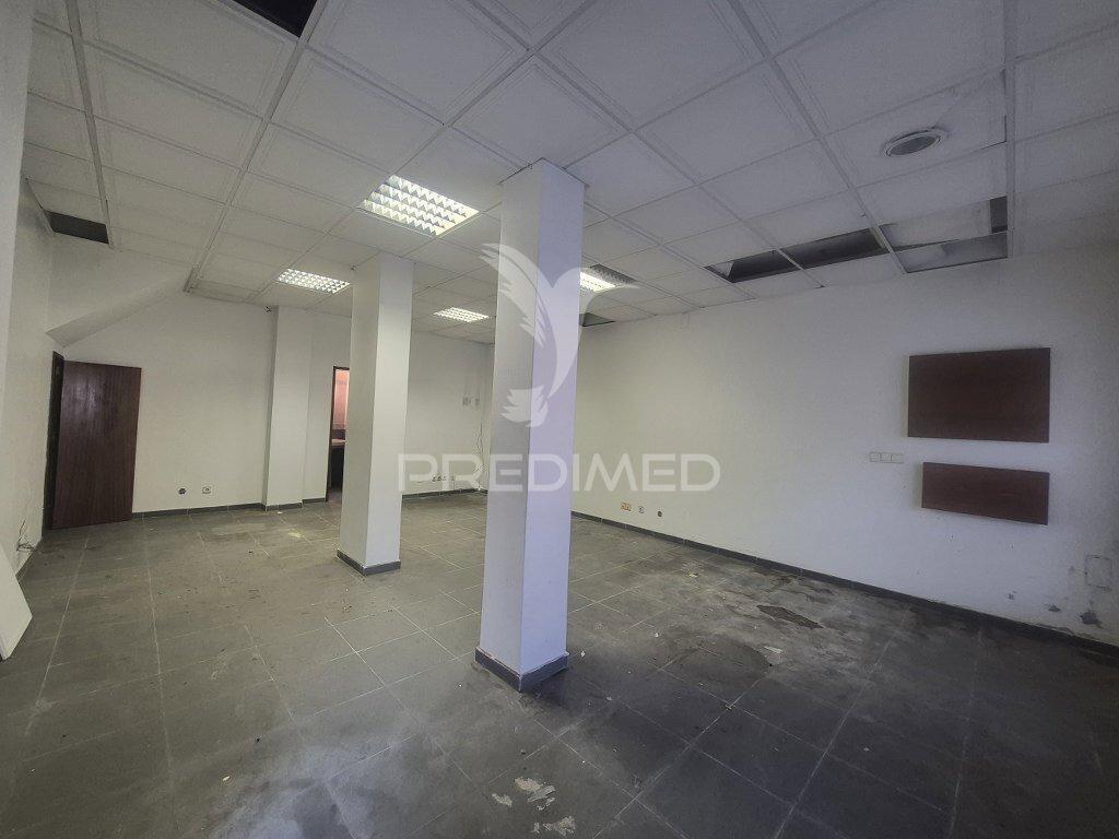 Loja/escritório duplex em laranjeiro