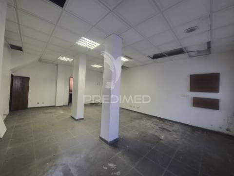 Loja/escritório duplex em laranjeiro