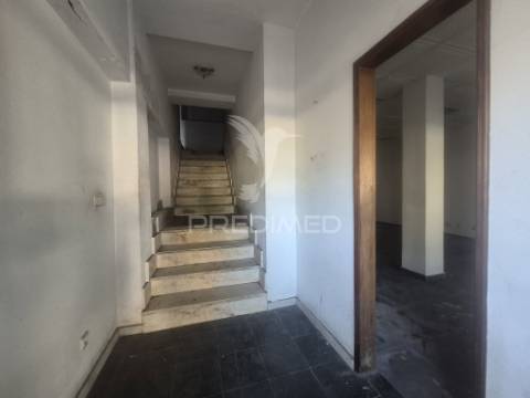 Loja/escritório duplex em laranjeiro