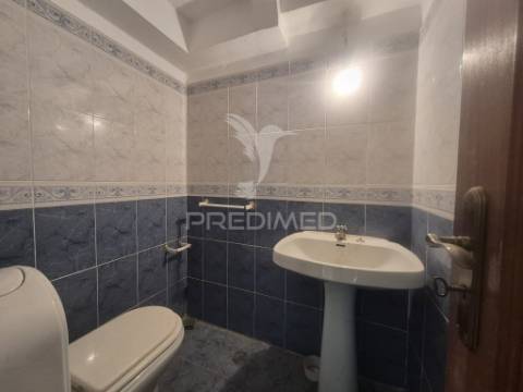Loja/escritório duplex em laranjeiro