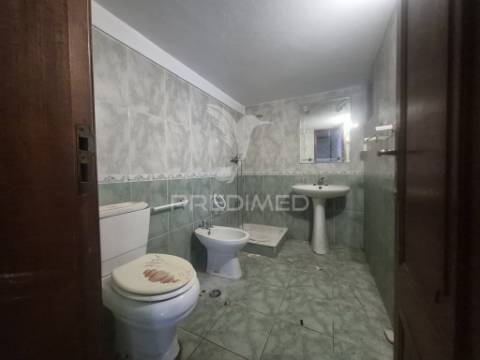 Loja/escritório duplex em laranjeiro