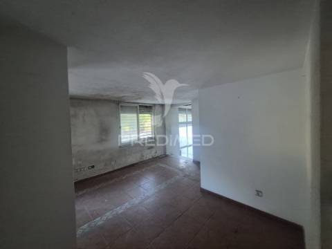 Loja/escritório duplex em laranjeiro