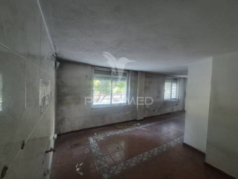 Loja/escritório duplex em laranjeiro