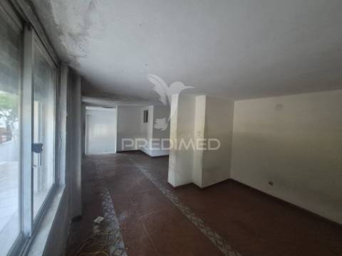 Loja/escritório duplex em laranjeiro