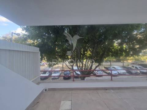 Loja/escritório duplex em laranjeiro
