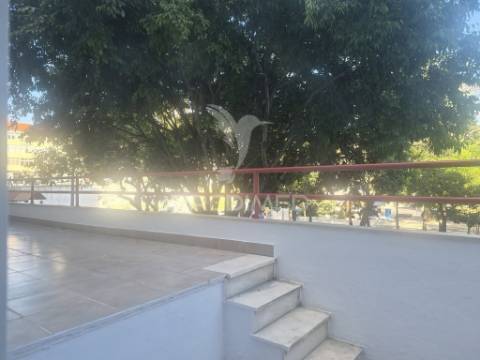 Loja/escritório duplex em laranjeiro