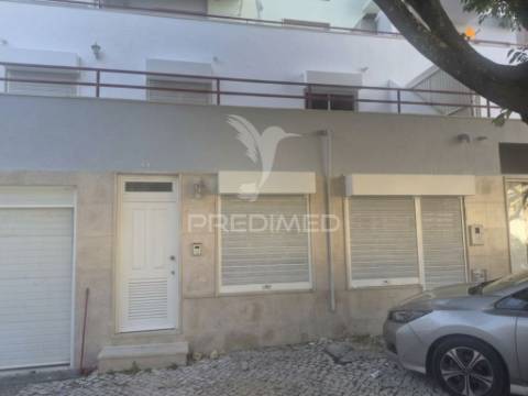 Loja/escritório duplex em laranjeiro
