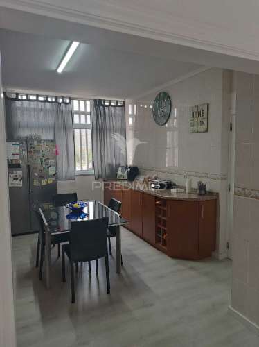 Apartamento t4 totalmente remodelado junto ao centro de saúde