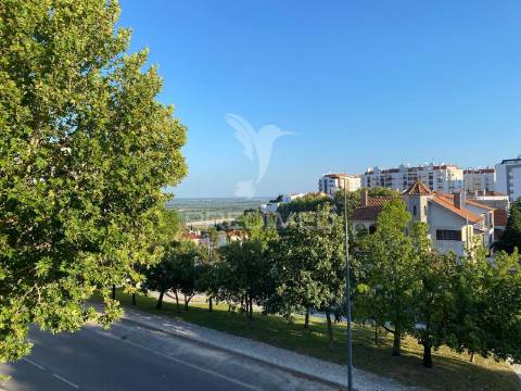Apartamento t2 no centro de santarém | vista deslumbrante sobre o rio tejo