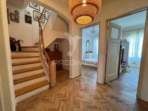 Moradia em banda t4 em abrantes | espaço, conforto e excelentes áreas