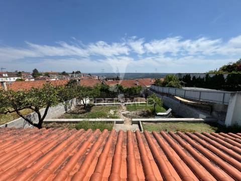 Moradia em banda t4 em abrantes | espaço, conforto e excelentes áreas