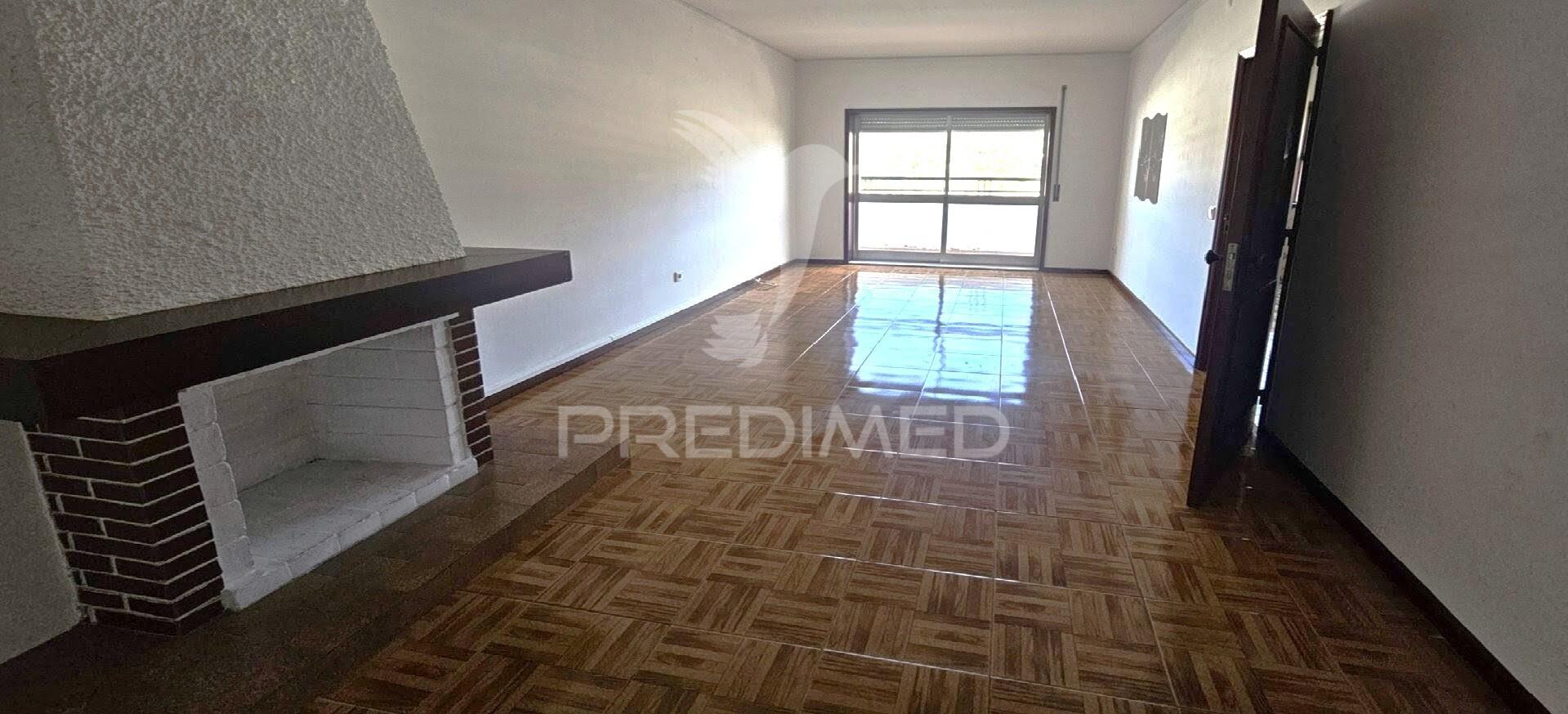 T2+1 com lugar de garagem e arrumos.