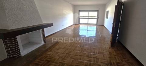 T2+1 com lugar de garagem e arrumos.