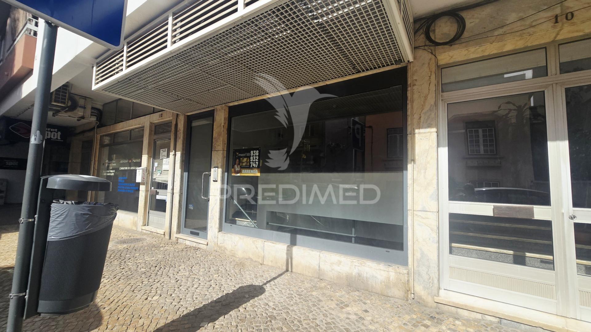 Loja/escritório c/cave e excelentes áreas no centro portimão