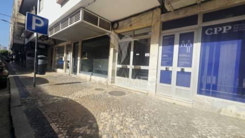Loja/escritório c/cave e excelentes áreas no centro portimão