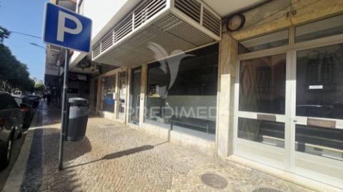 Loja/escritório c/cave e excelentes áreas no centro portimão
