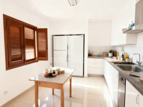 Moradia para remodelação total em cortiçõis