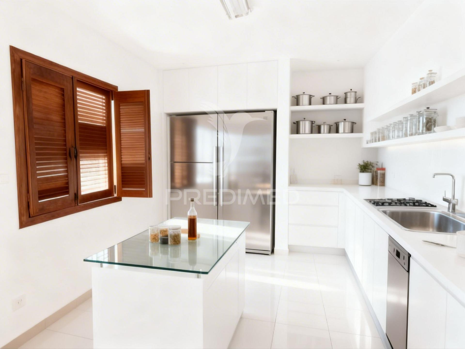 Moradia para remodelação total em cortiçõis