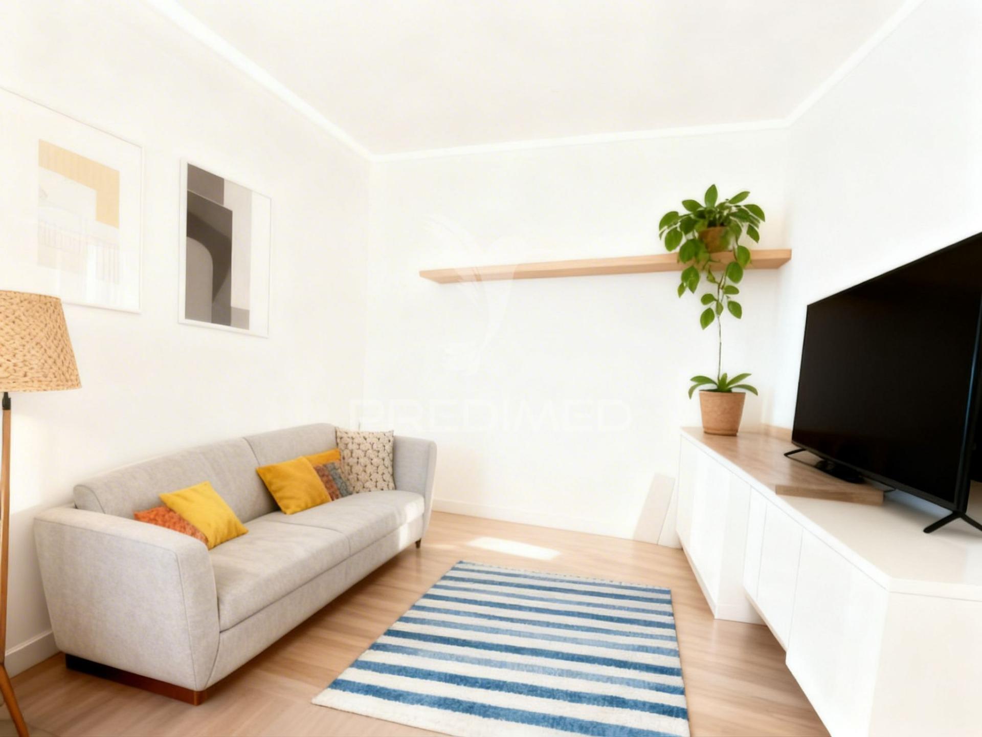 Moradia para remodelação total em cortiçõis