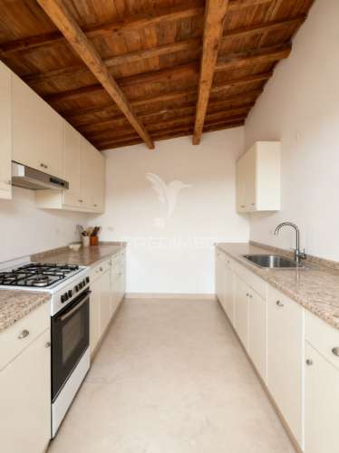 Moradia para remodelação total em cortiçõis