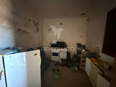 Moradia para remodelação total em cortiçõis