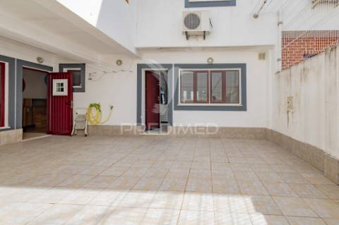 Moradia unifamilar t4- com garagem, quintal e terraço !