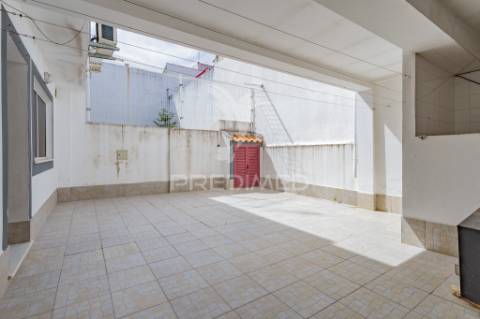 Moradia unifamilar t4- com garagem, quintal e terraço !